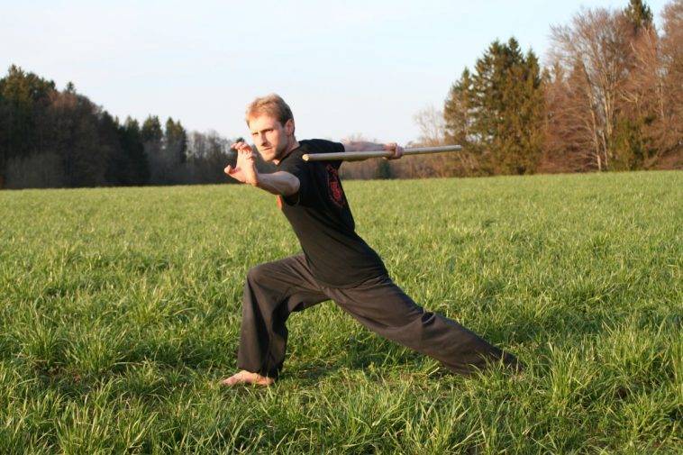 Arno Wunsch mit dem Holzstab